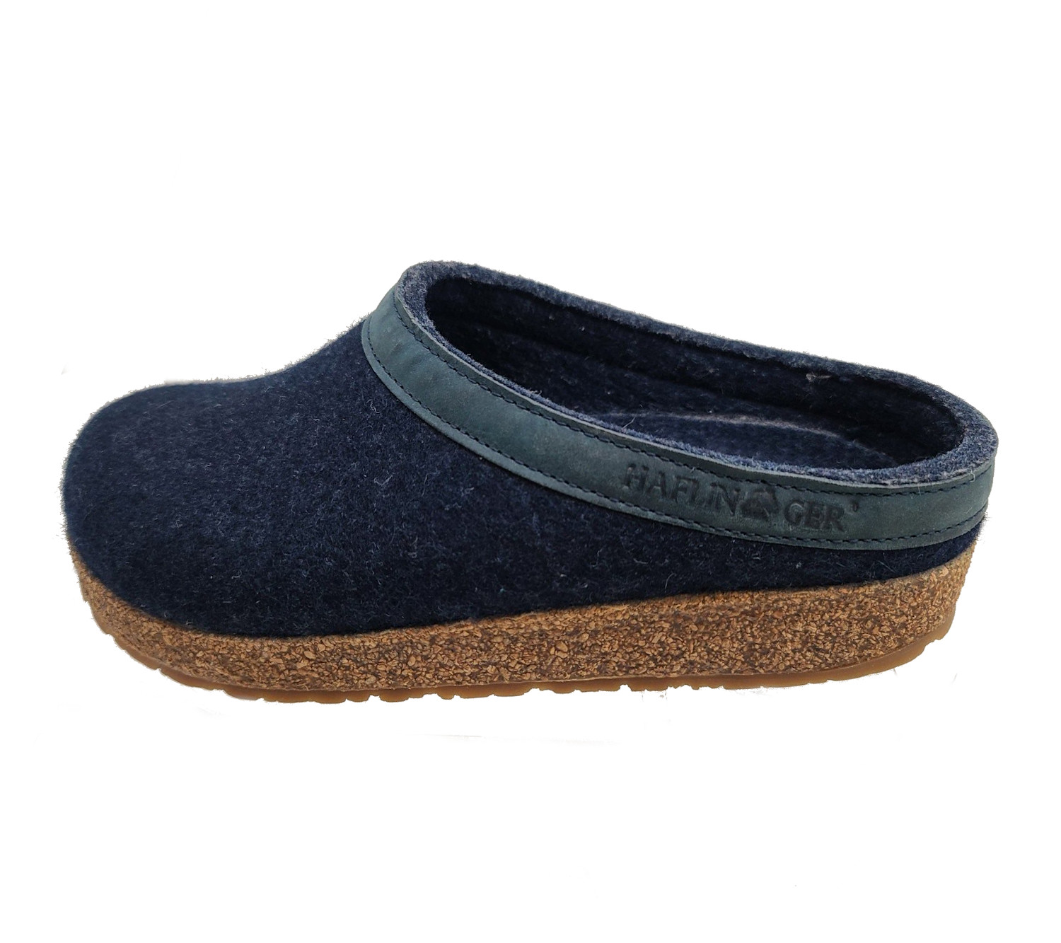 Breathable, 100% pure wool felt Grizzly Torben slippers with optimal insulation.